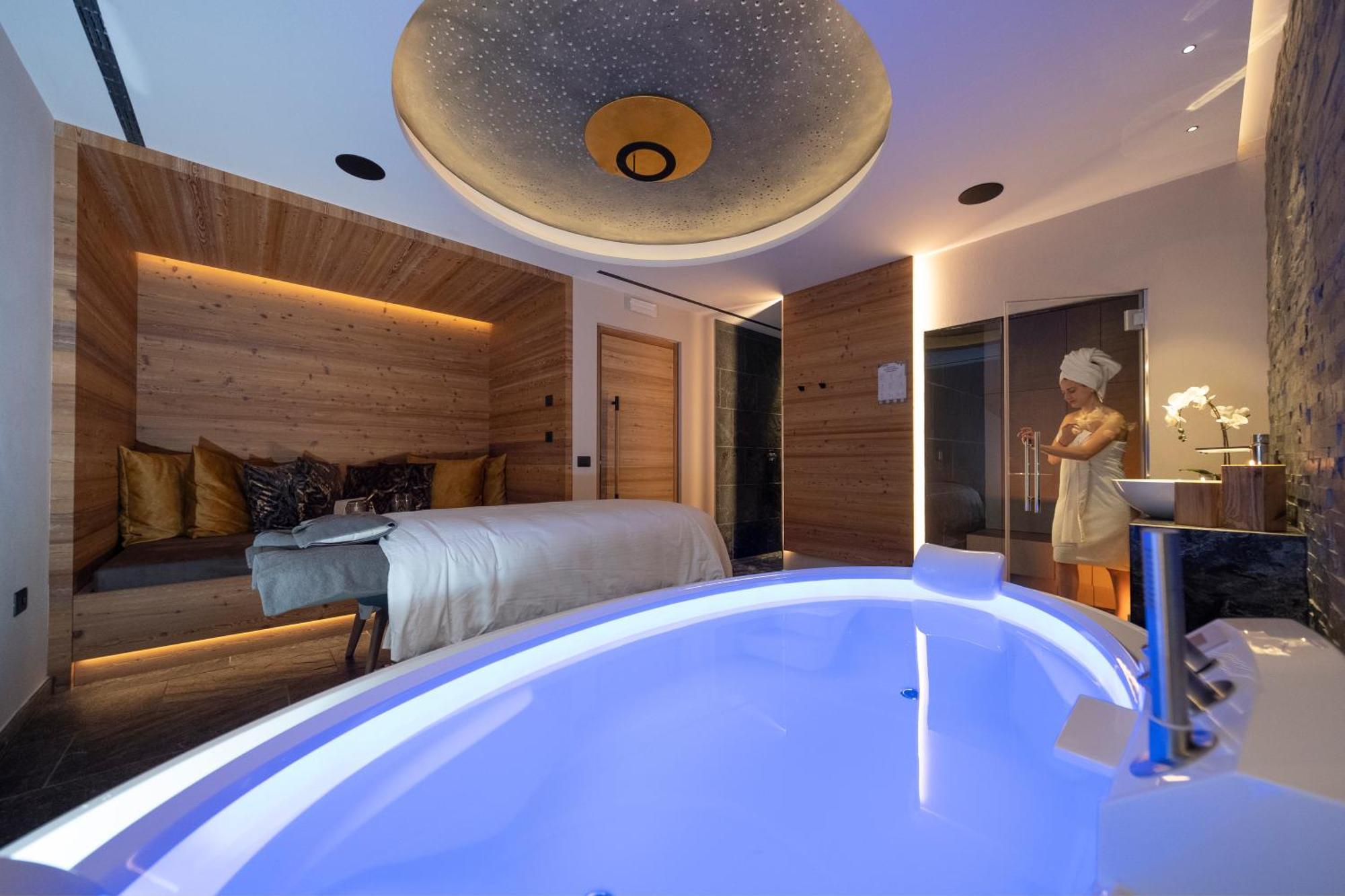 Ciampedie Luxury Alpine Spa Hotel Vigo di Fassa Luaran gambar